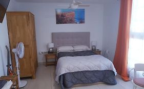 Estudio nuevo con baño, cocina y gran terraza